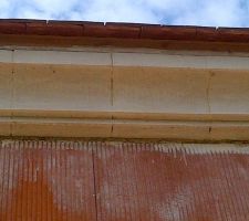 Après avoir barbouillé de ciment blanc, il a fallu passer de l'acide qui a également coulé sur les volets PVC. Le résultat n'est vraiment pas beau !