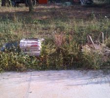 Matérieux trainant dans le jardin devant la maison