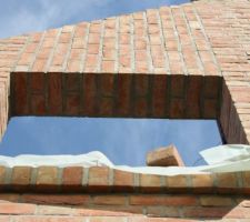 Appuis de fenêtre à l'étage réalisés en brique