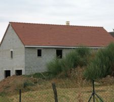 Couverture de la maison presque finie, manque quelques tuiles qui ont étaient volés sur le chantier!!
