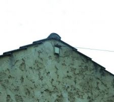 Voici l'endroit o&ugrave; la ligne &eacute;lectrique alimente la maison des voisins.