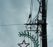 Voici le poteau &eacute;lectrique de la ligne qui passe au dessus de mon terrain.