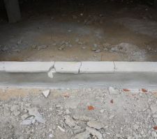 La fourche du manitou a heurté le seuil de porte de garage, voilà le résultat!! à refaire!!!!!!