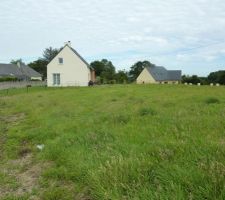 Vu à partir du Nord-Ouest vers l'Est. La maison au premier plan est celle que nous louons !
A gauche, le début du champ...