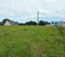 Vu à partir du Nord-Ouest vers le Sud.
Grillage appartenant au voisin...