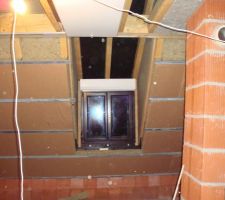 On voit les particules de laine de roche en suspension qui brillent suite au flasch de l'appareil, masque indispensable lors de la pose !