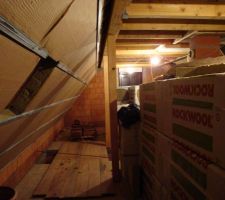 240mm de laine de roche semi-rigide qui offrent une belle isolation thermique et phonique, et en plus c'est imputrescible, ininflammable, etc...