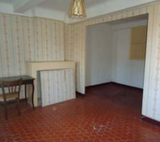 Chambre côté nord au 1er étage. Derrière le renfoncement se trouve les sanitaires. Les deux chambres sont reliées par un couloir. Il y a deux fenêtres dans chaque chambre.
