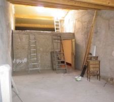 Salle brute au 2ème étage côté nord.La mezzanine se trouve au dessus des escaliers et de la chambre côté sud. Elle laisse passer la clarté d'un puits de lumière.