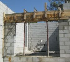 Coffrages et coulage des linteaux.