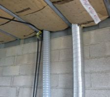 Conduit de hotte, conduit de vmc et faine électrique alimentant la vmc partant dans les combles (le tout est raccordé à des tuiles à douilles sur le toit).