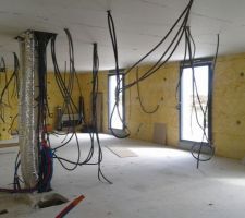 Etage, avec au premier plan la gaine technique et une réservation dans la dalle qui servira pour le linge salle (une trappe dans le couloir qui arrivera dans le cellier au RDC)