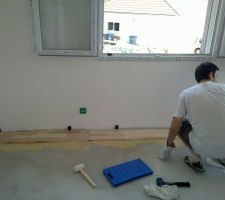Chambre Est : pose du parquet (pose collée)