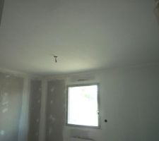 Sous-couche pass&eacute;e au plafond, et une partie des murs de la chambre