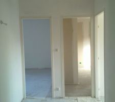 Dégagement / cage d'escalier : peinture terminée (sauf la trappe d'accès aux combles)