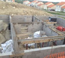 Apr&egrave;s 35 m3 de b&eacute;ton pour les fondations ( moyenne 60-70 par 70 de moyenne, le terrassement a &eacute;t&eacute; plus calamiteux que pr&eacute;vu, sol jonch&eacute; de grosses roches), voil&agrave; le vide sanitaire mont&eacute; de 1 metre 40 avec poutre artisanale au milieu, 16 poteaux y compris cha&icirc;nage vertical. 

Pas ma pour des novices, non ?