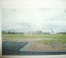 Photo du terrain avec l'entr&eacute;e devant