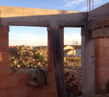 Fenêtre de la cuisine ainsi que la porte d'accès à la terrasse.