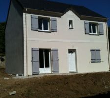 La maison sans le tas de terre et avec ses volets peints :)