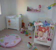 Et voilà, notre Bébé dans sa nouvelle chambre, l'après midi du déménagement...