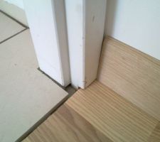 Simulation du résultat après découpe des montants de porte pour y glisser le parquet (manque le seuil de porte peinture cadre de porte)