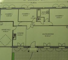 Voici le plan. depuis nous y avons apporté un autre petite modification, nous avons agrandi la salle de bain d'un metre carré au dépend de la chambre 3 qui ne fait plus que 12 m² dorénavant, nous preferont avoir un salle de bain un peu plus grande.

La disposition des pièce peut paraître étrange, mais nous avons dû faire avec les contraintes d'implantation de la maison sur le terrain. nous avons donc mis les pièces de vie sur la façade avant, qui est plein sud, et où se trouve la quasi-totalité du terrain.