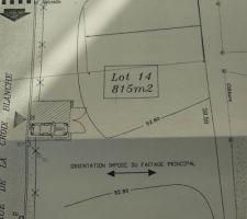 Voici notre parcelle, plan &eacute;tabli par le g&eacute;ometre du lotisseur.

L'implantation de notre maison est dessin&eacute;e au crayon a papier :D