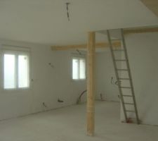 Vue de la cuisine du coin salon repas