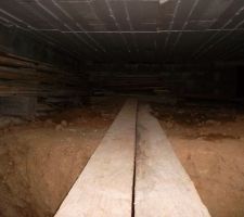 Vide sanitaire aménagé en "stockage planche de coffrage"