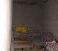 Première pièce fermée : la cave !!! Avec 3.2m de hauteur sous plafond, il va y avoir de la viande saoule dans cette maison !!!