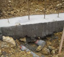 Canalisations d'eau pluviale et d'eau usée sous les fondations