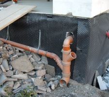 Rajout de support pour renforcer la fixation des tubes en PVC, collier un peu limite surtout une fois remblayé !