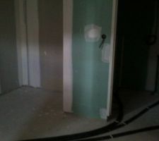 Chambre parentale, à gauche emplacement pour placard, à droite salle d'eau