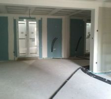 Salle à manger avec cuisine à droite