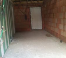 Porte garage donnant sur derrière maison