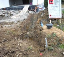 On prépare la tranchée pour évacuation des eaux usées en priorité puis Elec, eau, gaz ....