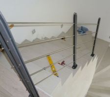 Pose du garde-corps : lisses en inox fixées sur le rampant