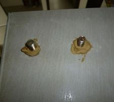 Pose du garde-corps : tiges filet&eacute;es pour la fixation des poteaux prises dans la chevilles chimiques.