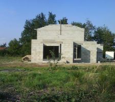 Les ma&ccedil;ons ont commenc&eacute; un pignon.