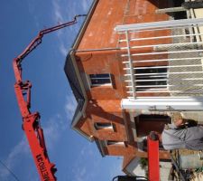Coulage b&eacute;ton descente et escalier jardin - la pompe passe par dessus la maison !!