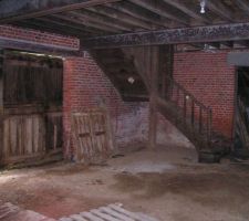 Future porte d'entrée et superbe escalier en chene