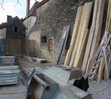 Travaux de démolitions terminés , toiture , terminée , batiment viabilisé , le maçon entre en action..