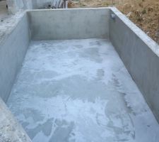 Cuve de r&eacute;cup&eacute;ration d'eau de pluie situ&eacute; sous la terrasse couverte