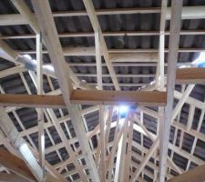 On voit encore les espaces qui laissent passer la lumière : le haut du toit et les angles