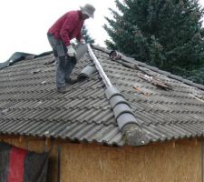 Pas à la cloueuse cette fois  car il faut les fixer sans taper sur la tuile