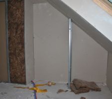 La chambre 3 avec un placard en sous pente