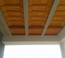 Plafond de la terrasse couverte en hourdis rectolight qui est à isoler et à finir avec un plafond en lambris blanc