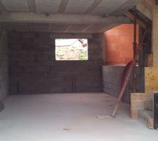 Interieur garage avec escalier pour accés maison