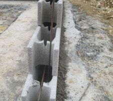 Montage des parpaings coffrants avec ferraillages transversaux
