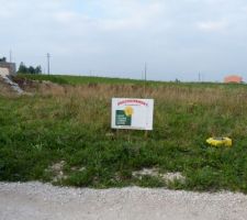 Implantation d&eacute;licate de la maison au vue de la taille de la parcelle.